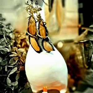 Feather earrings with wire twist